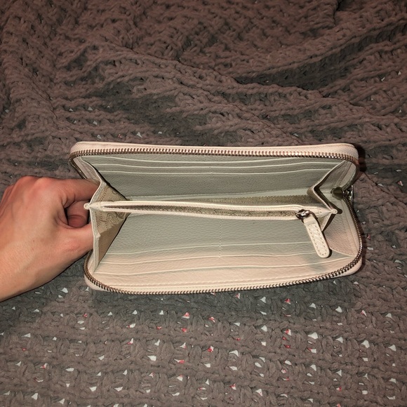 New Michael Kors White Wallet - Picture 2 of 5
